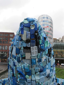 840577 Afbeelding van de kop van de plastic walvis 'Skyscraper' in de Stadsbuitengracht bij muziekgebouw ...